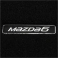 Haftowane białe logo Mazda6 na oryginalnym dywaniku welurowym do Mazdy 6 GJ/GL Sedan.