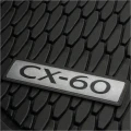Srebrne logo CX-60 na gumowym dywaniku do Mazdy CX-60 KR.