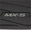 Srebrne logo MX-5 na dywaniku gumowym do Mazdy MX-5 ND.