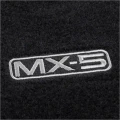 Haftowane logo MX-5 na dywanikach welurowych do Mazdy MX-5 NB.