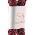 Srebrna blaszka z logiem Mazda na breloku do kluczy Mazda z czerwonej plecionej linki.