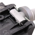 Precyzyjne detale oryginalnego czujnika TPMS Mazda do monitorowania ciśnienia w oponach.