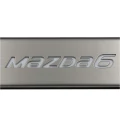Logo Mazdy 6 n podświetlanej listwie progowej.