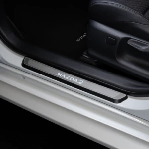PODŚWIETLANE LISTWY PROGOWE SREBRNE MAZDA 2 HYBRID