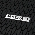 NAPIS MAZDA 3 NA DYWANIKU GUMOWYM.webp