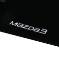 logo na dywaniku w Mazda 3.webp