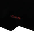 CZERWONY HAFT CX5 NA DYWANIKU WELUROWYM.webp
