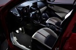 BIAŁE OŚWIETLENIE PODŁOGI PRZÓD MAZDA
