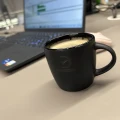 Kubeczek do kawy lub herbaty. 100 ml pojemności, kolor matowy czarny. Produkt Mazda.